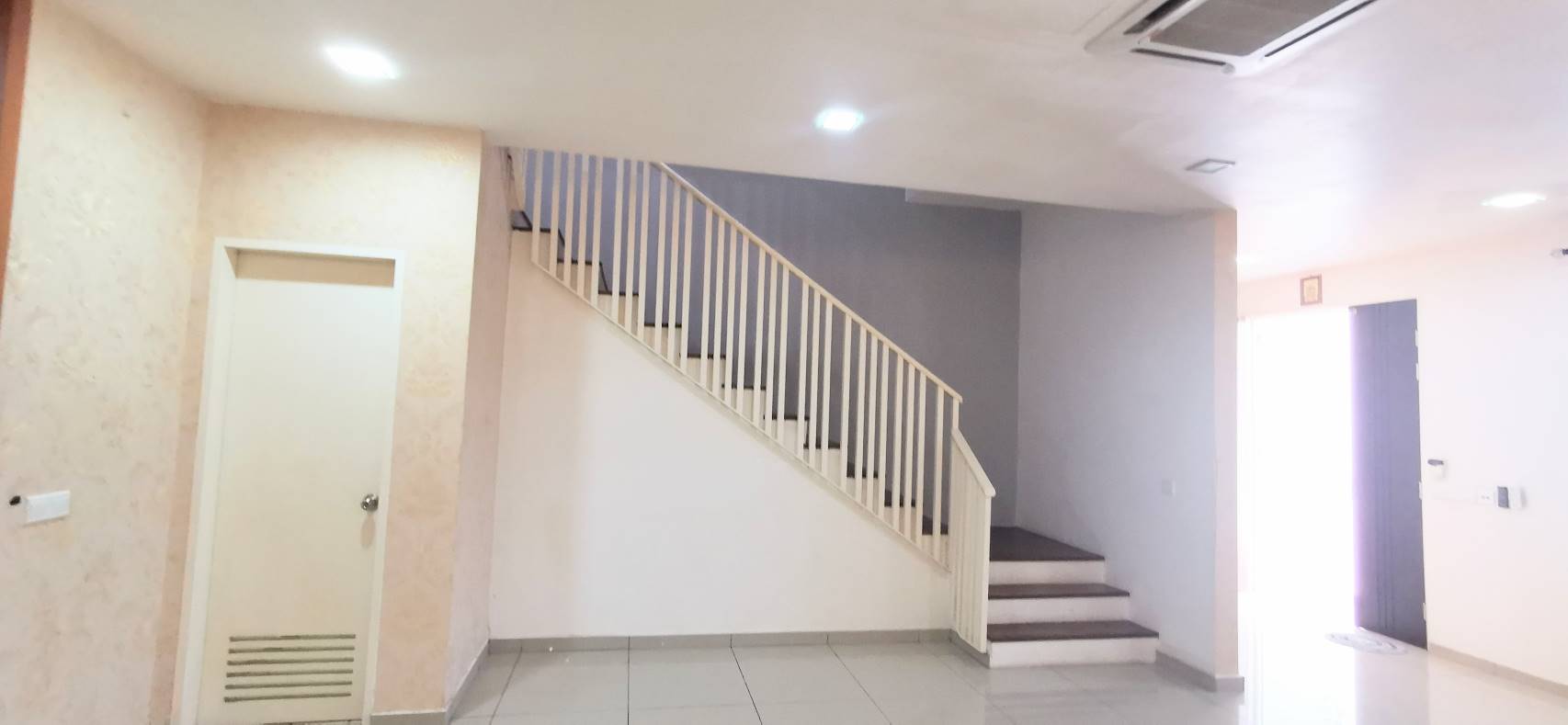Setia Utama 2, Setia Alam 3 storey Partly Furnish - photo 3
