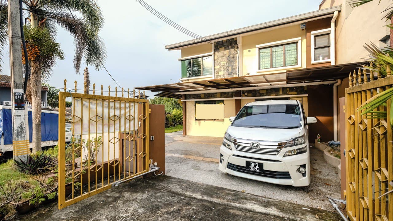 Double Storey Terrace Corner Taman Bukit Serdang