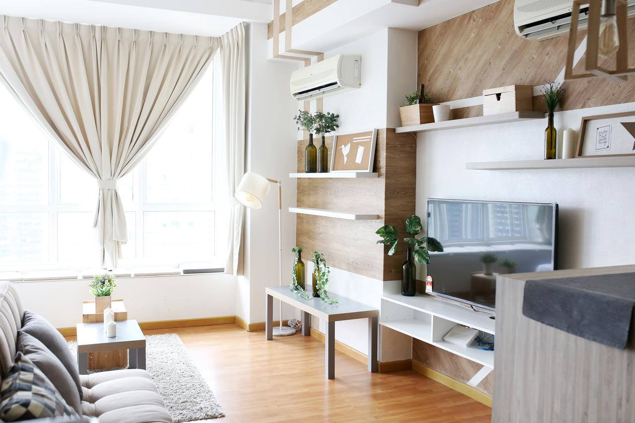 Walking distance to University and Shopping Mall
