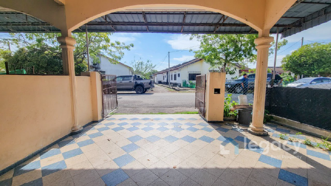 Single Storey Endlot at Batu 10 Hutan Melintang - photo 3