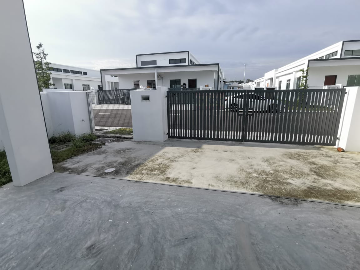 Amber Hills Kangkar Pulai Brand New 1 sty cluster - photo 2
