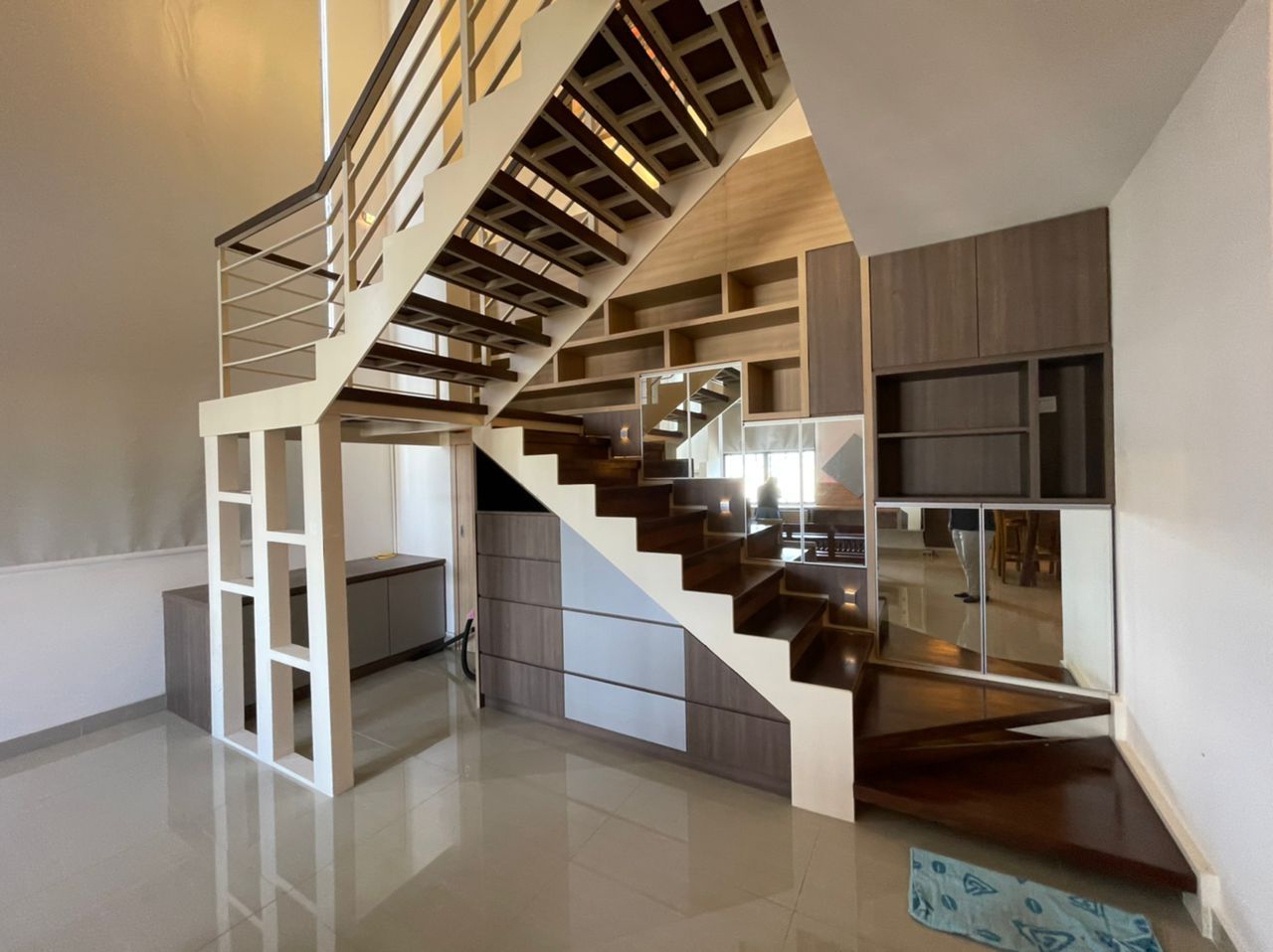 E Suite-Designer, Emerald Avenue Duplex - photo 4