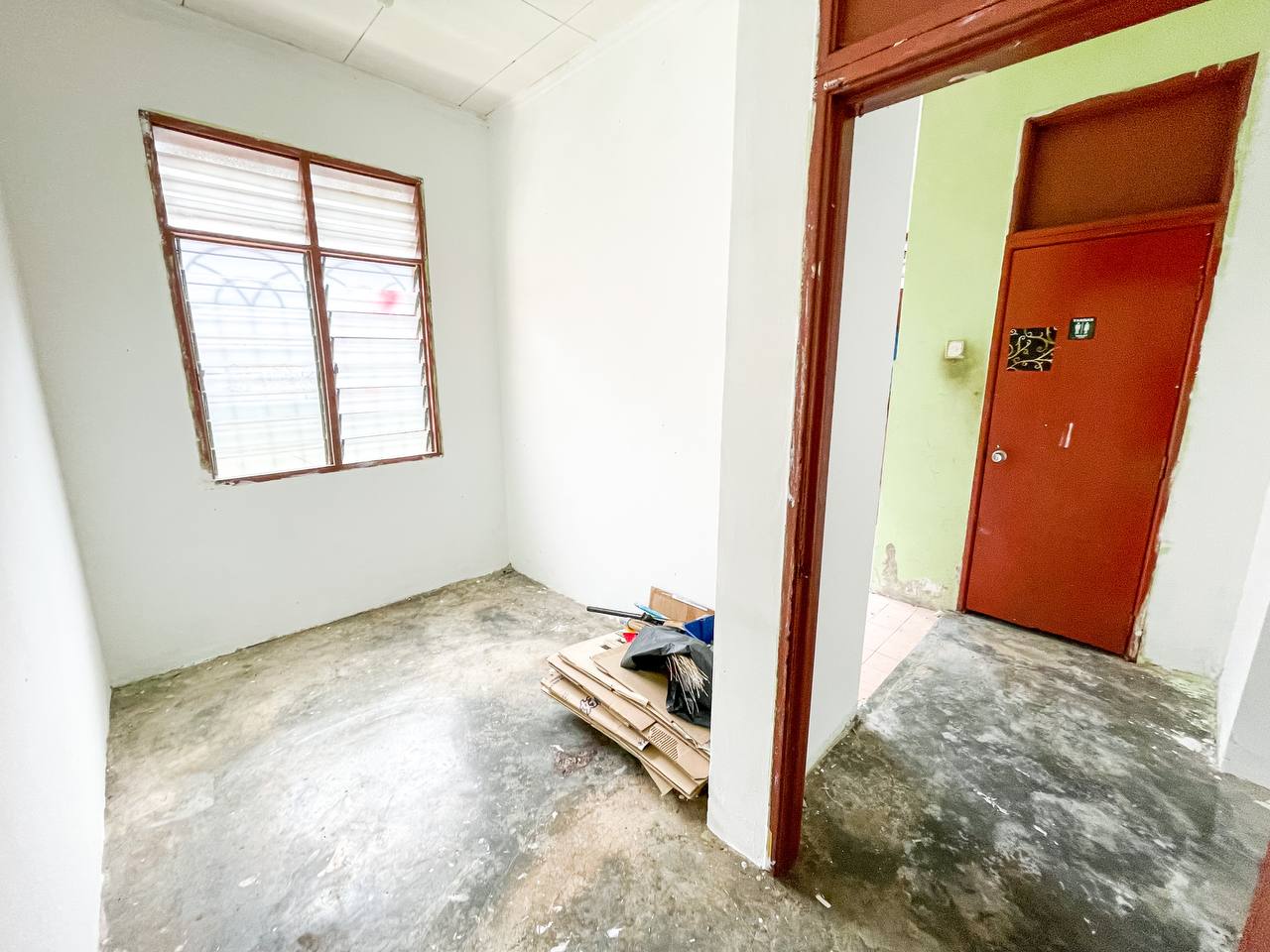 Single Storey Intermediate Terrace House, Taman Se - photo 6