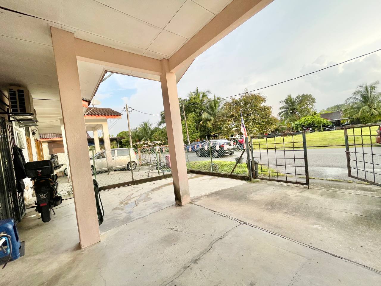 Facing Open Single Storey Terrace Bandar Tasik - photo 2
