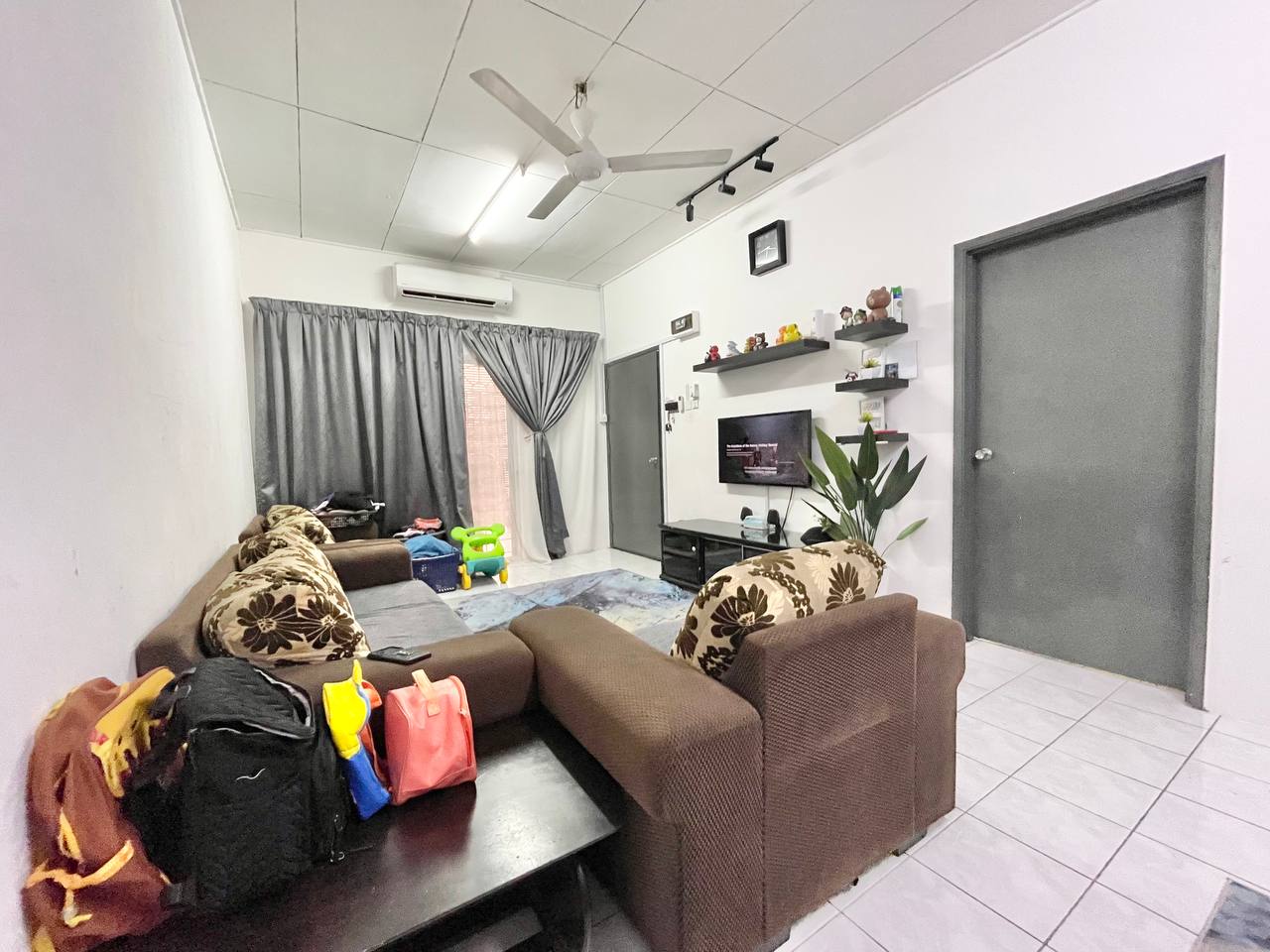 Facing Open Single Storey Terrace Bandar Tasik - photo 4