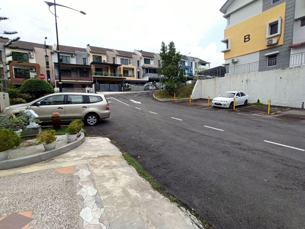 Renovated 3 Storey Semi D, Taman Saujana Suria - photo 2