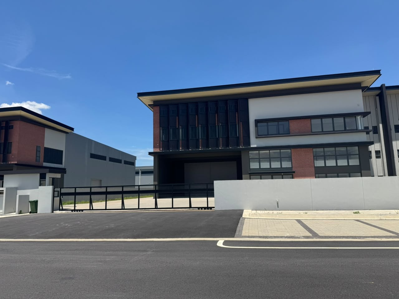 2610 4827 Factory Elmina Business Park by Emily