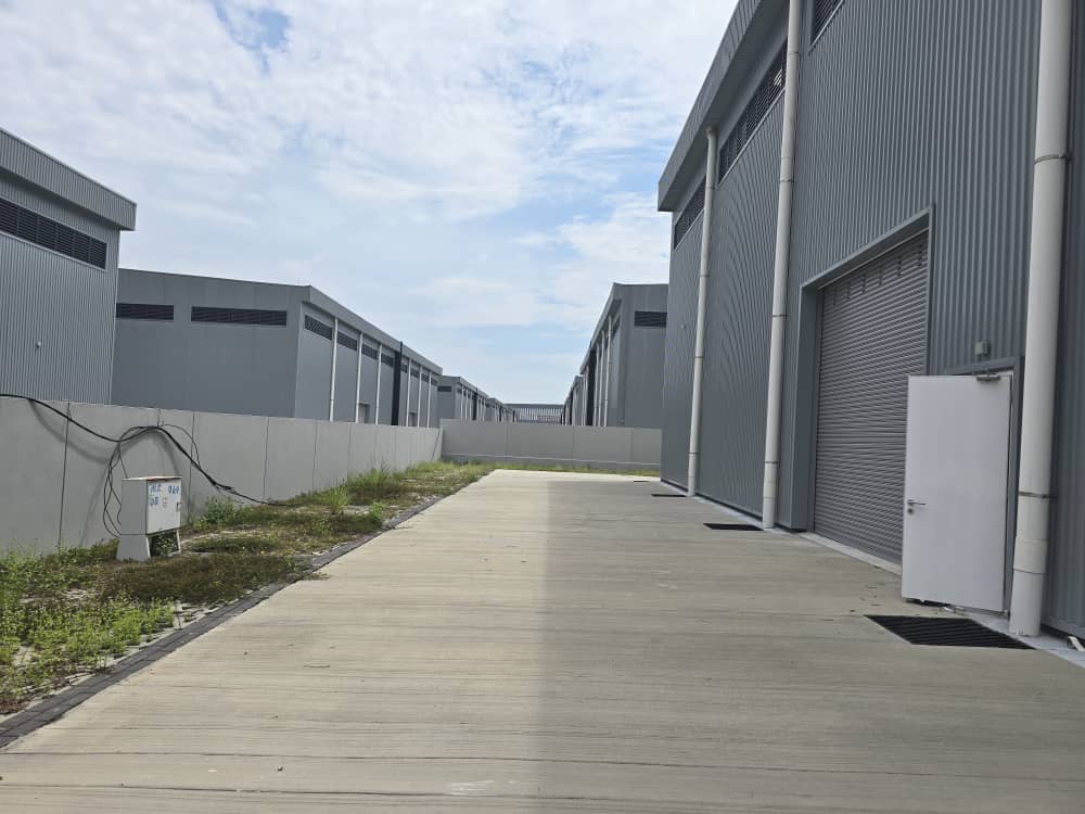 2610 4827 Factory Elmina Business Park by Emily - photo 6