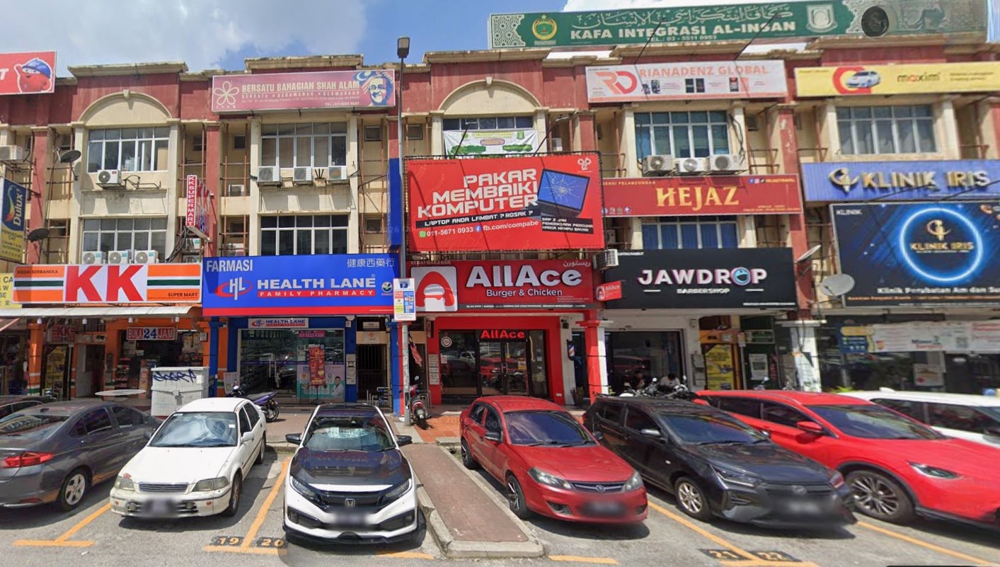 2608 4651 Corner Shop Seksyen 13 by Emily