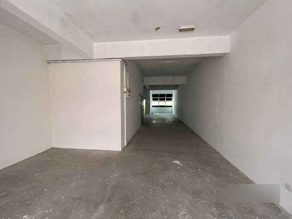 Eric Bayu Tinggi Basic Shop Office 1400sqft - photo 3