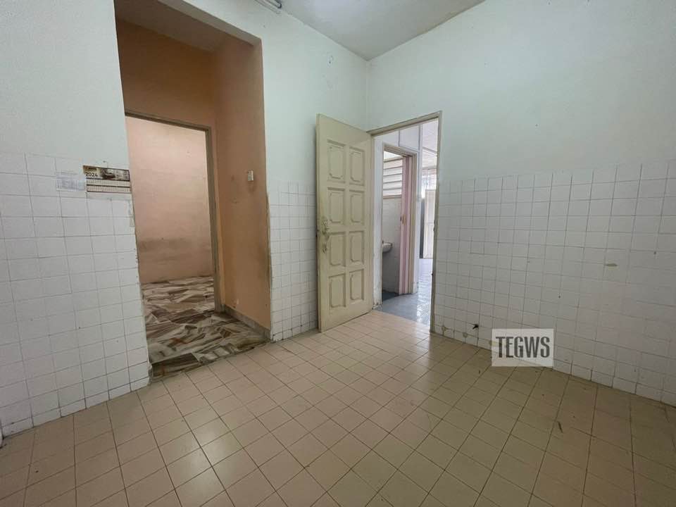 WG Taman Sri Andalas 2sty House in Good Condition - photo 3