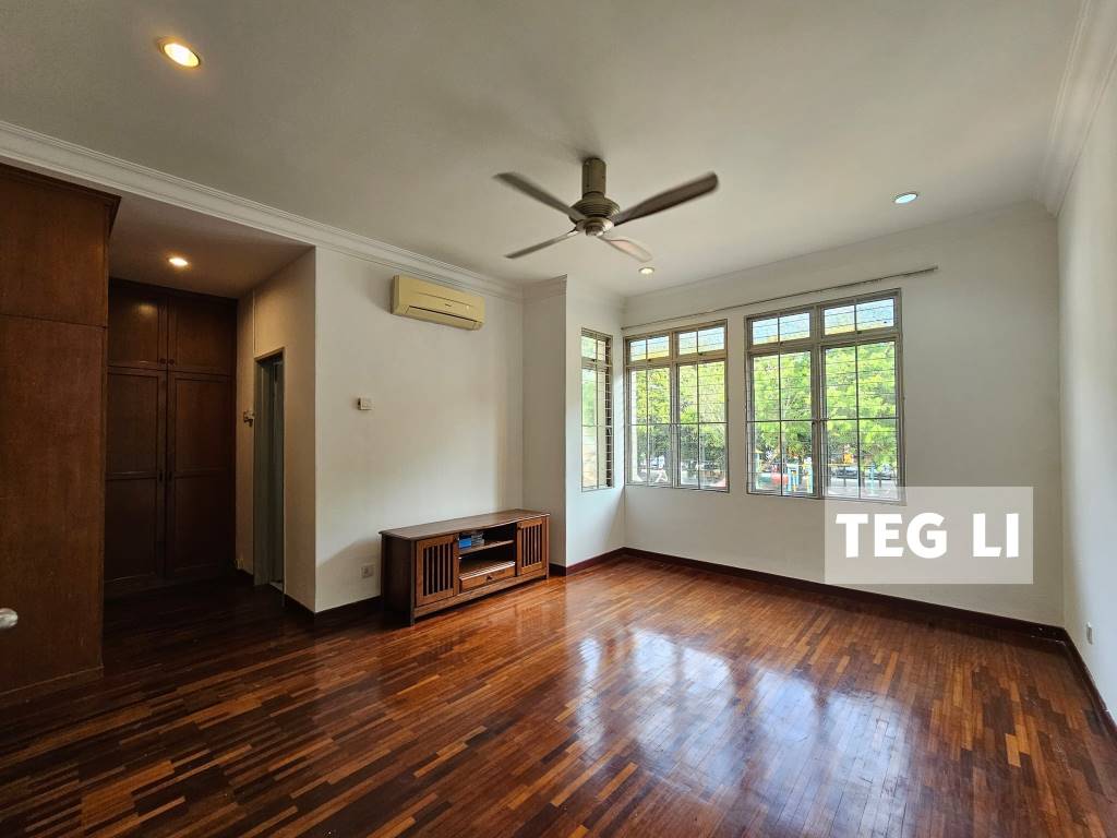 LI Eria 2sty House Renovated Freehold Non Bumi Lot - photo 2