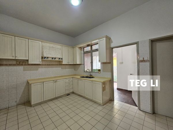 LI Eria 2sty House Renovated Freehold Non Bumi Lot - photo 6