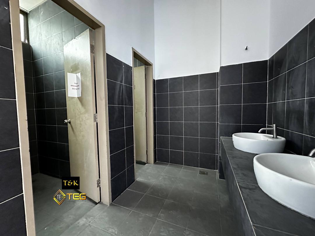 TnK Jalan Meru 3sty Commercial Building Good Cond - photo 2