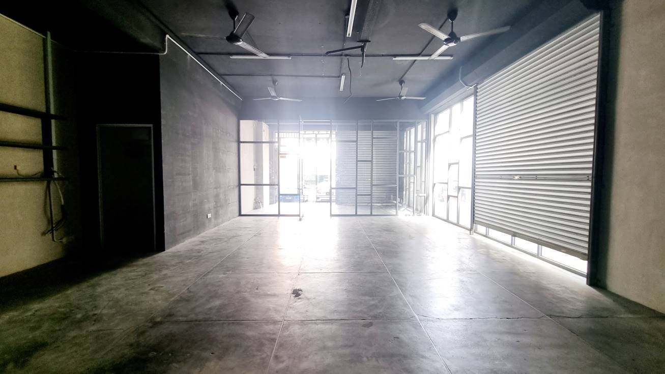 END LOT SHOP FOR RENT DANA 1 COMMERCIAL CENTRE - photo 2