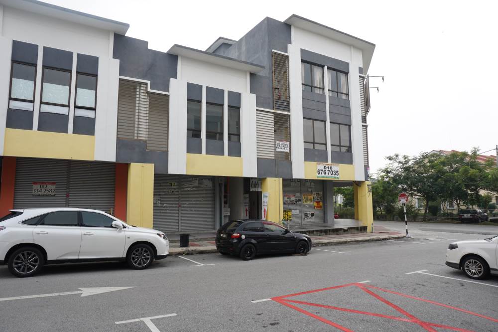 2 Storey Shop Lot Saujana Utama , Sungai Buloh - photo 3