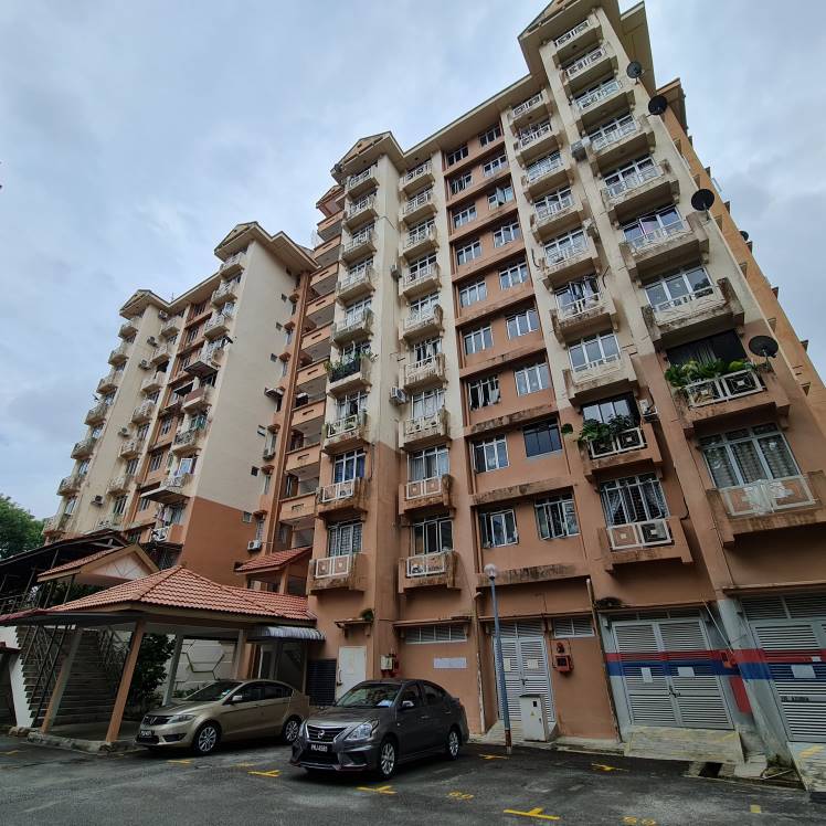 Azuria Condo, Tanjun ...