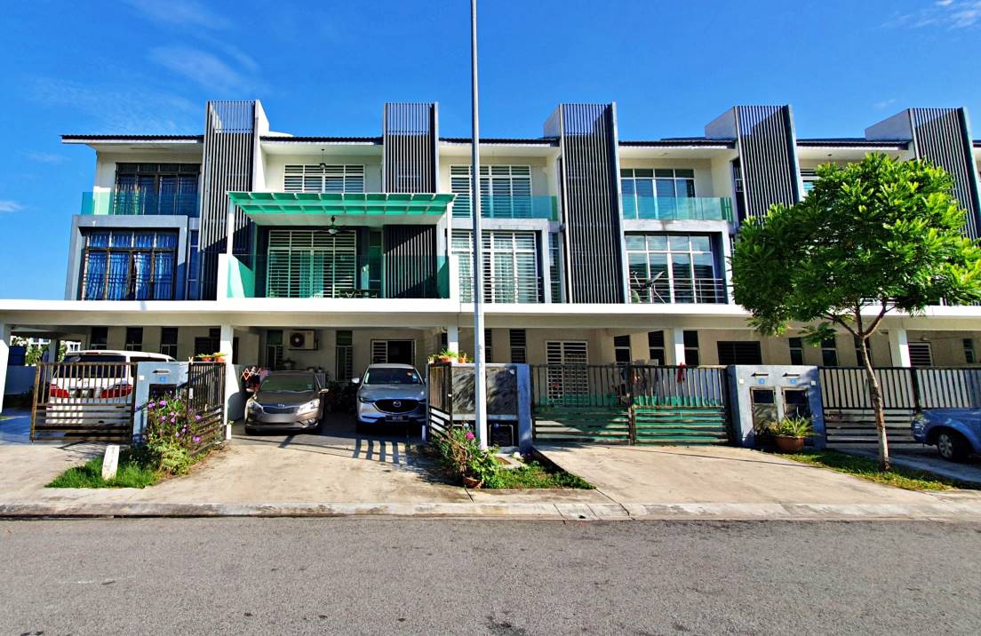 Bangi Avenue 3 Three Storey Terrace House