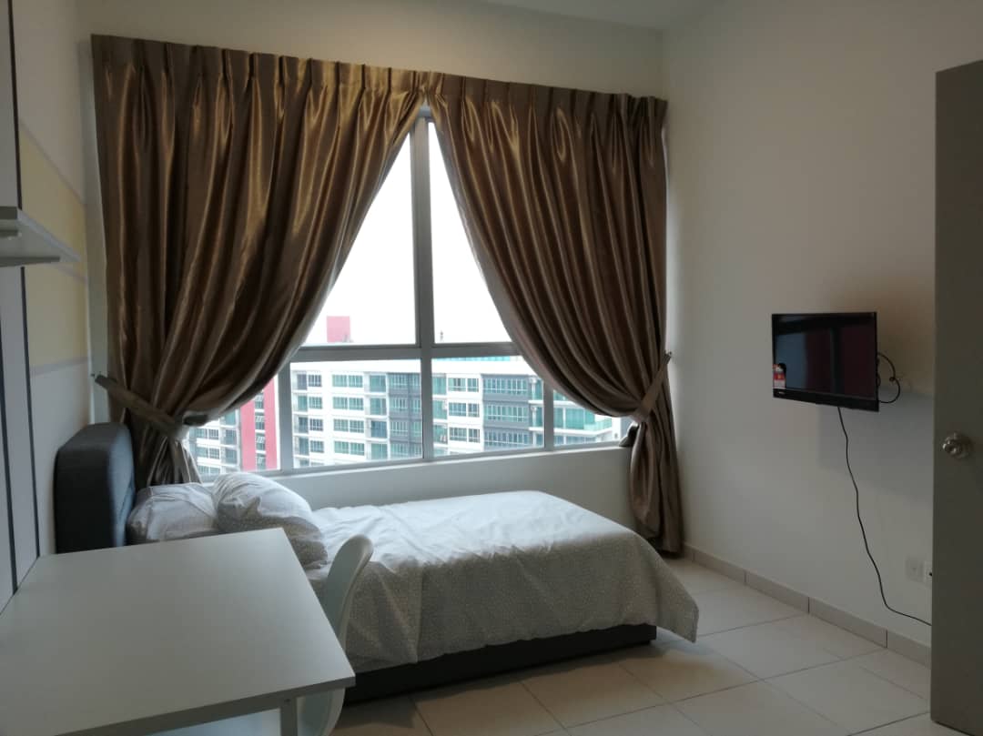 FULLY FURNISH ROOM TV, AIRCOND, WIFI- THE ZIZZ DAM