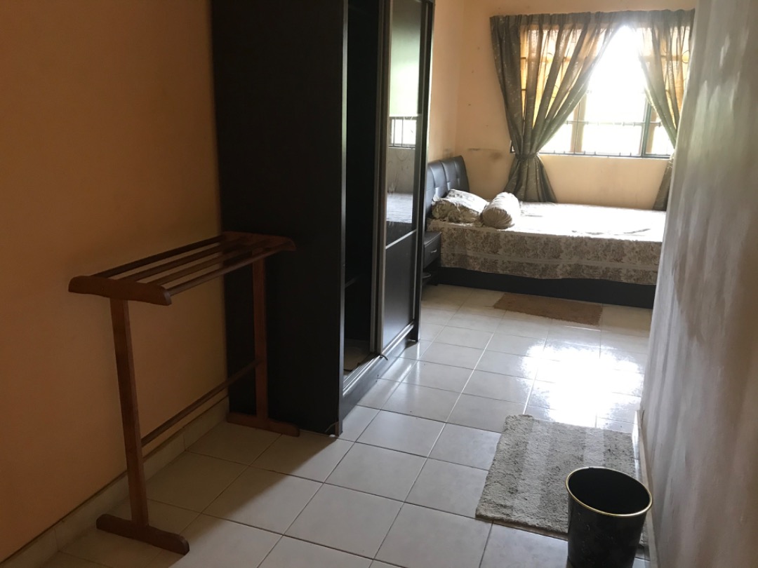 partly furnish 2 Storey banglo 5 bed taman putra p - photo 3