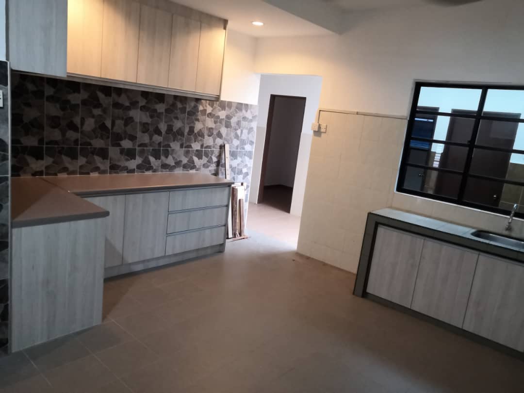 newly painted 4 bed Teres 2 tingkat taman zooview - photo 3