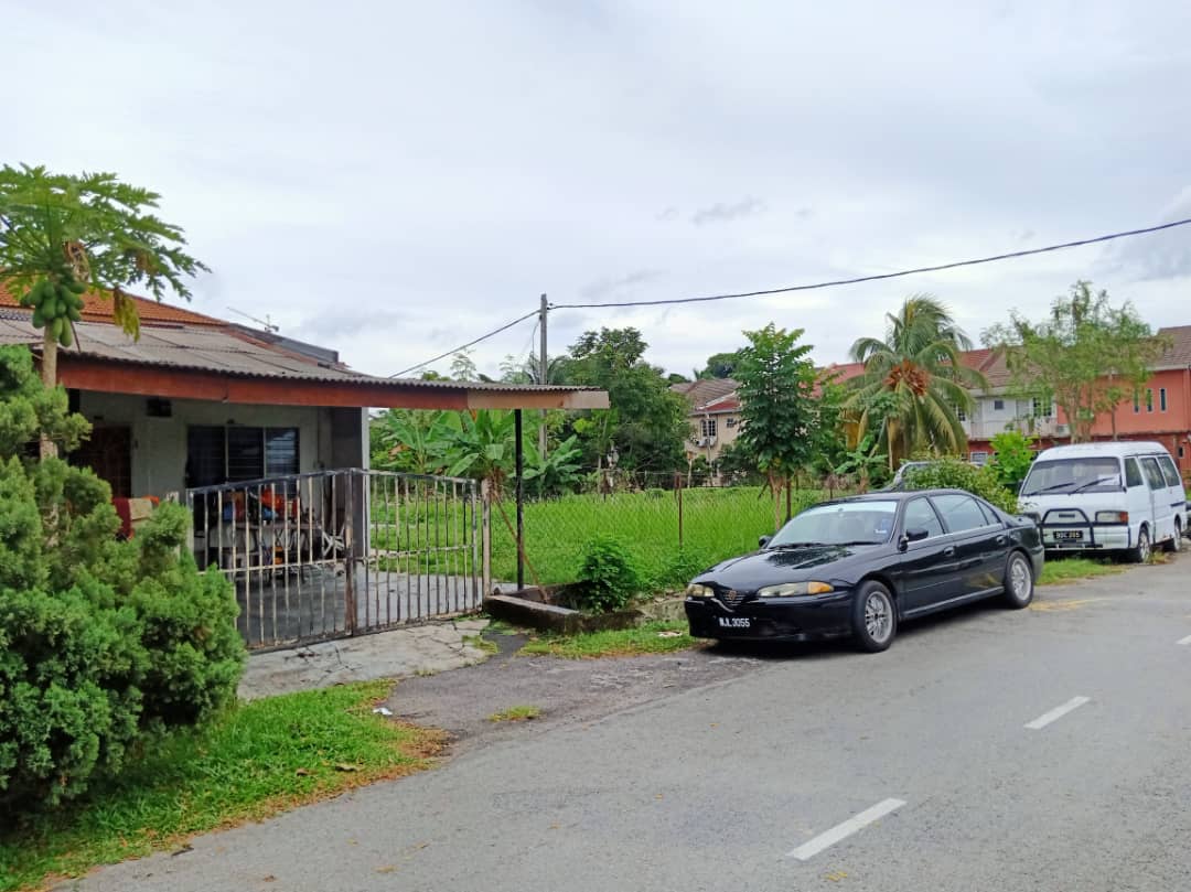 Corner lot tanah luas rumah setingkat taman selase
