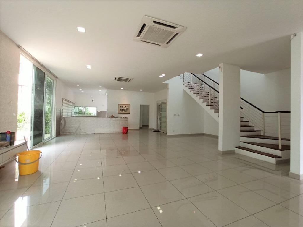 SPACIOUS 2STOREY CAS ...