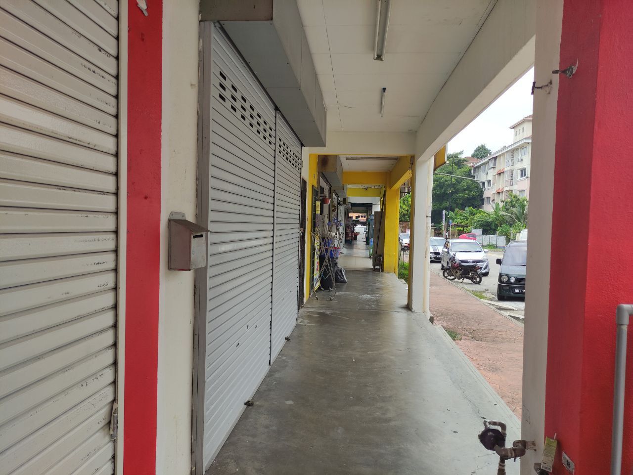 Single storey shop lot - photo 3