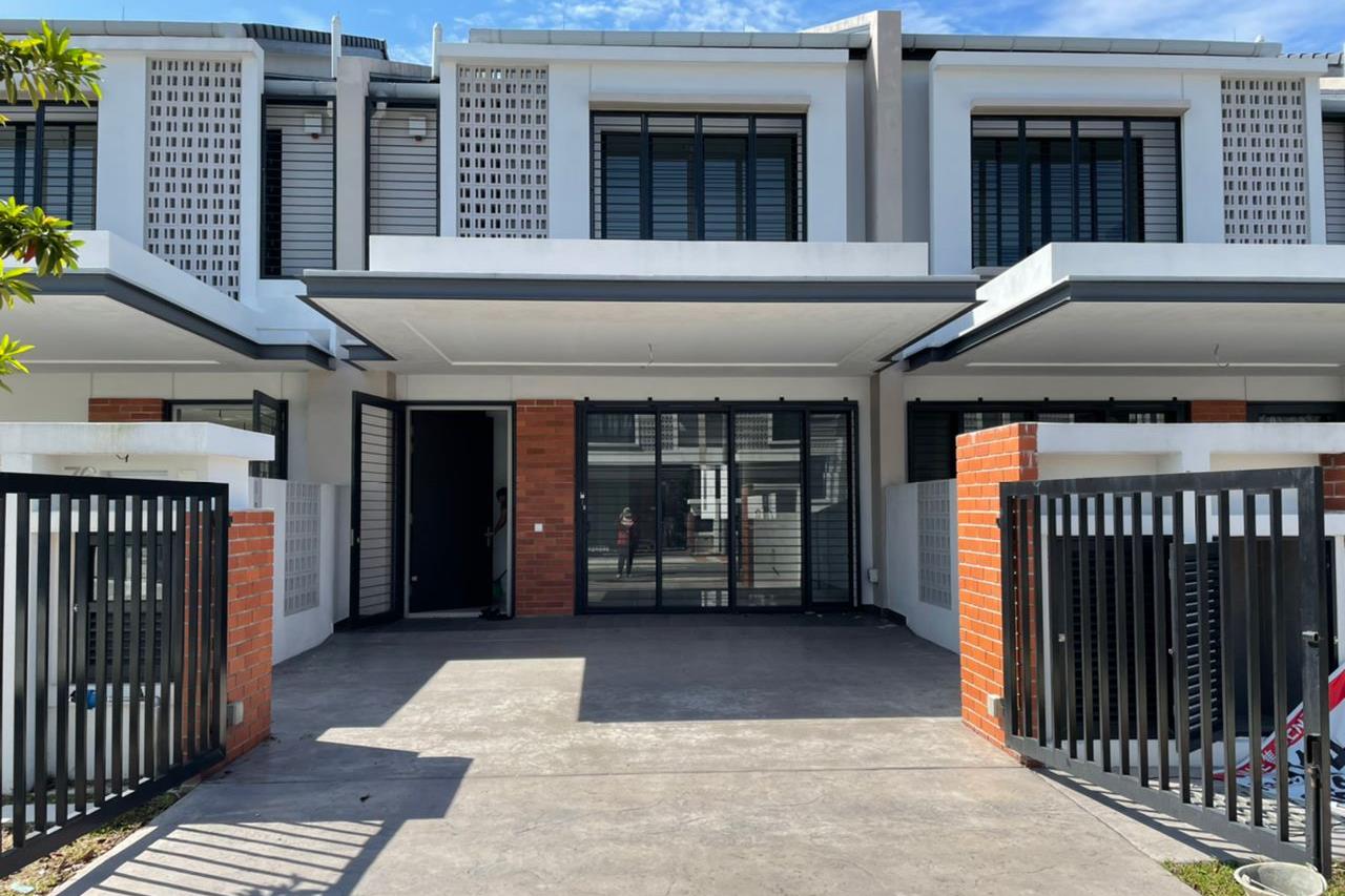 Facing North, 2 Storey Link House Elmina Green 1