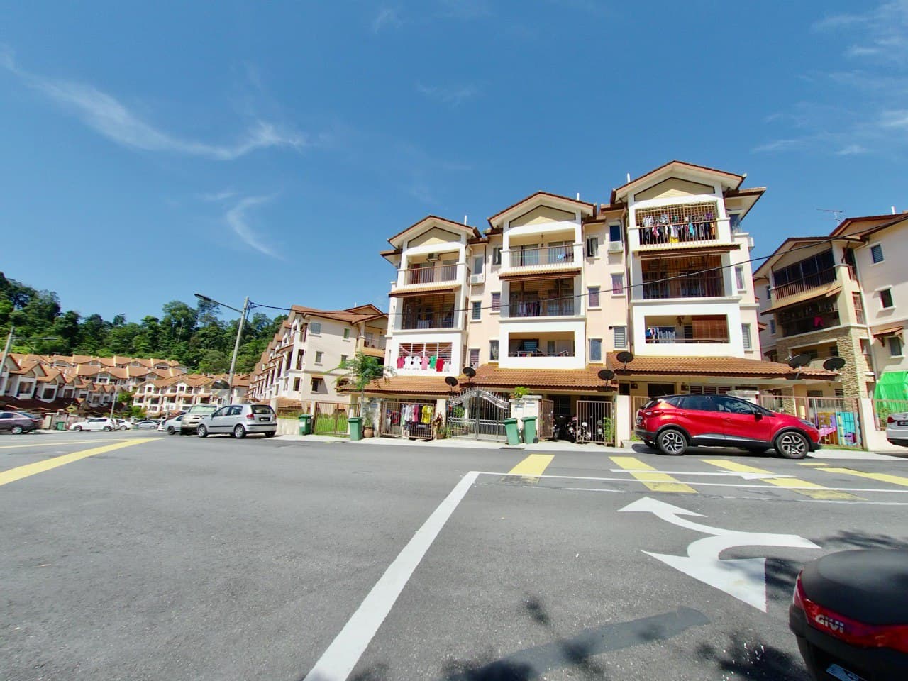 TOWNHOUSE AMAN SIARA SELAYANG