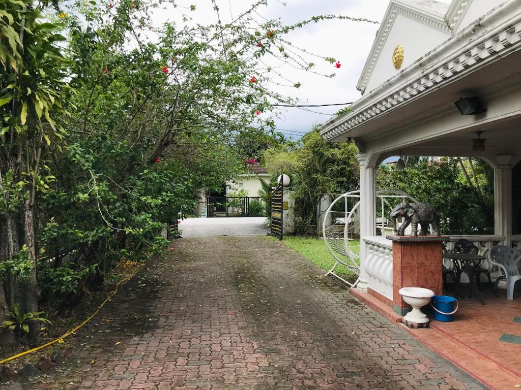 Semi D Bungalow Classic House With Rooftop - photo 1