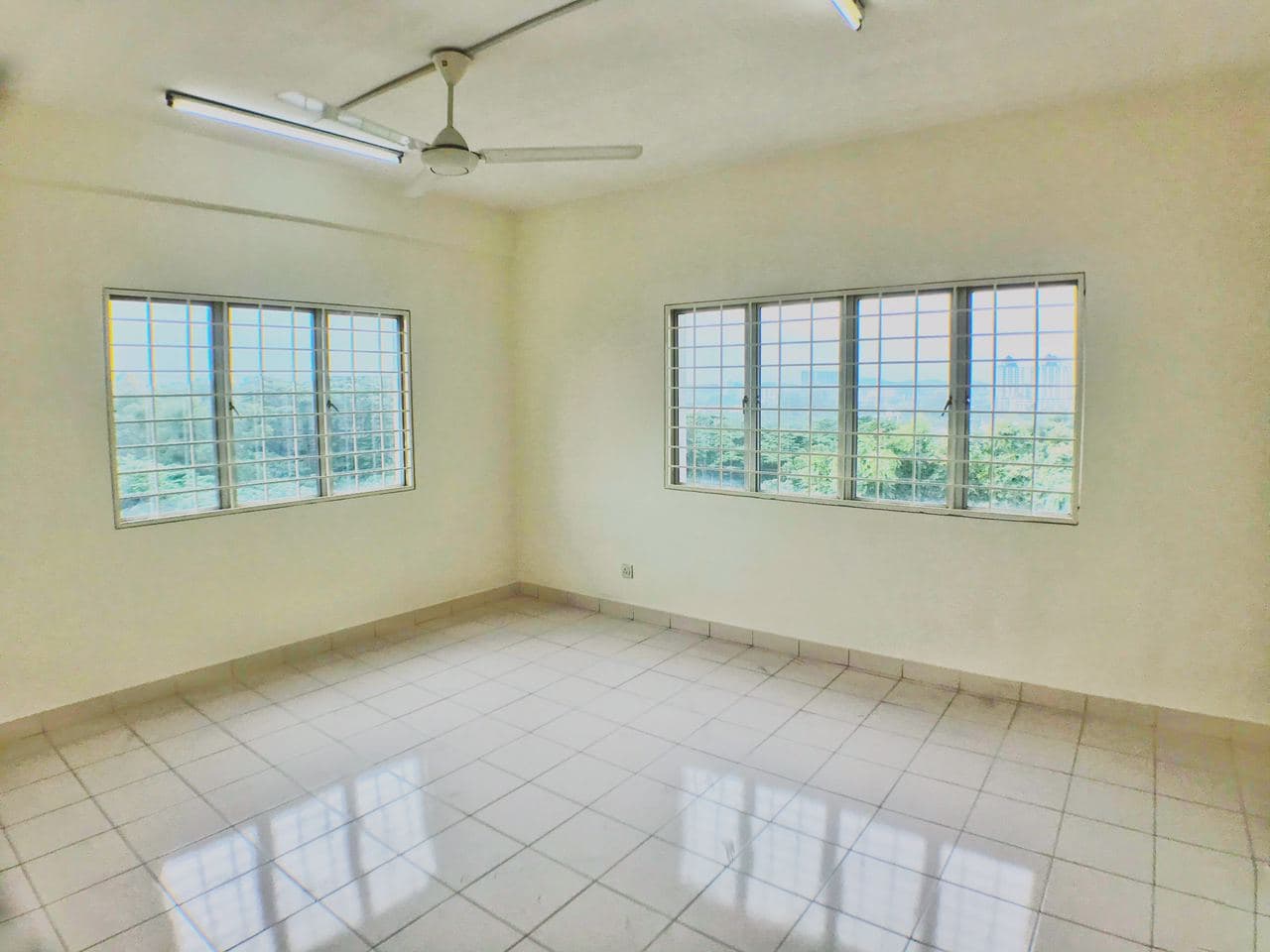Juta Mines Condominium, Seri Kembangan - photo 2