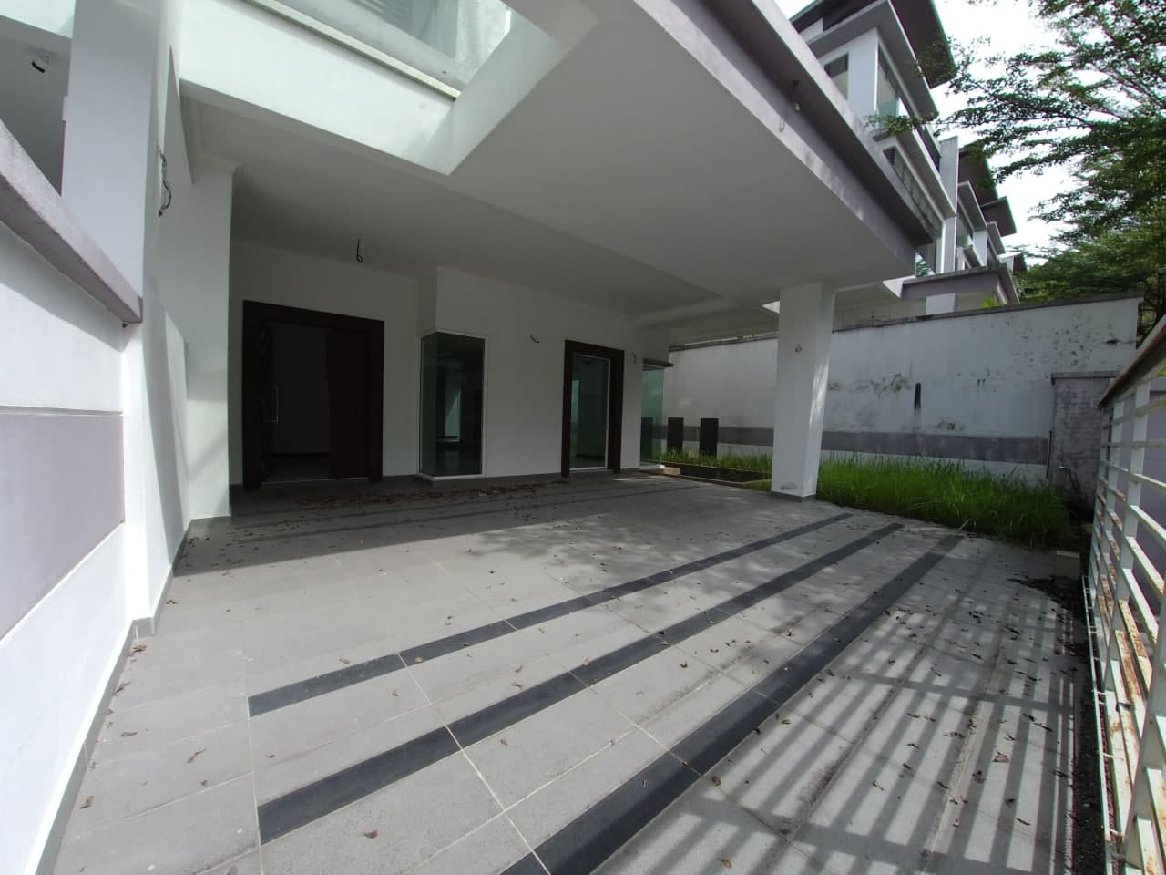 3 STOREY SEMI D BEVERLY HEIGHTS - photo 1