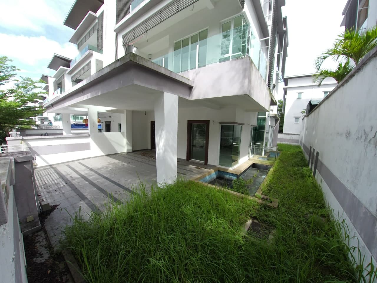 3 STOREY SEMI D BEVERLY HEIGHTS - photo 2
