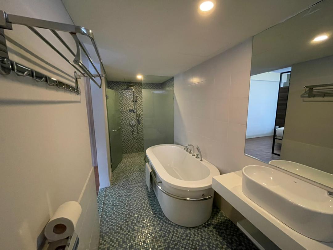 Days H and S Fraser Hotel - Room Rental - photo 5