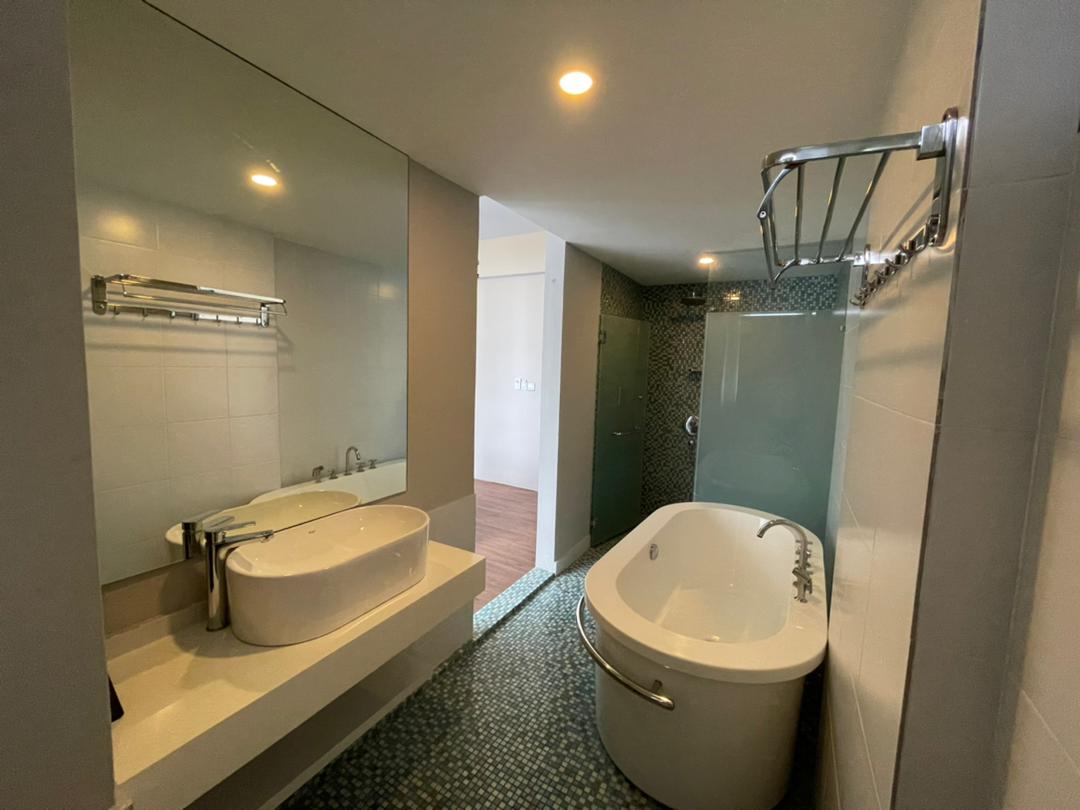 Days H and S Fraser Hotel - Room Rental - photo 9