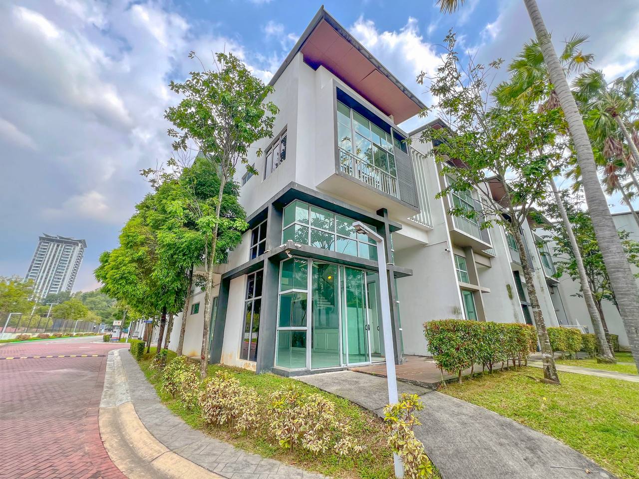 3 storey endlot Symp ...