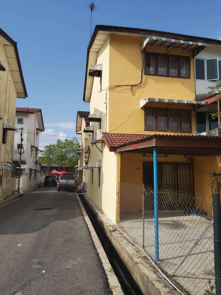 3 Storey Terrace End Lot Taman Sri Muda Seksyen 25 - photo 2