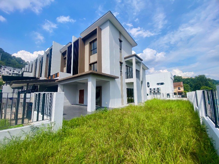 Corner Lot 3 Storey Superlink Nassim Heights - photo 2
