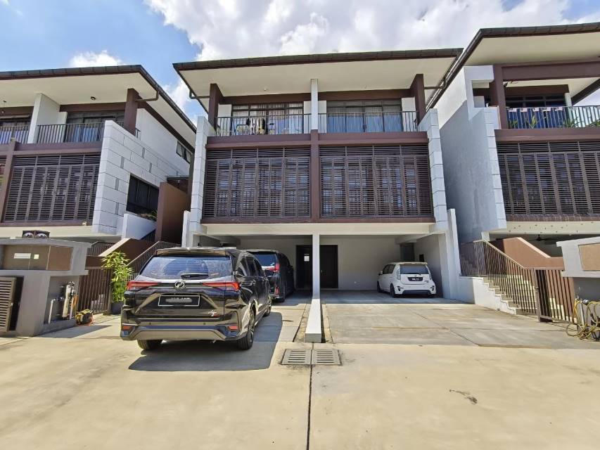 Renovated Terrace 3 Storey The Mulia Residences