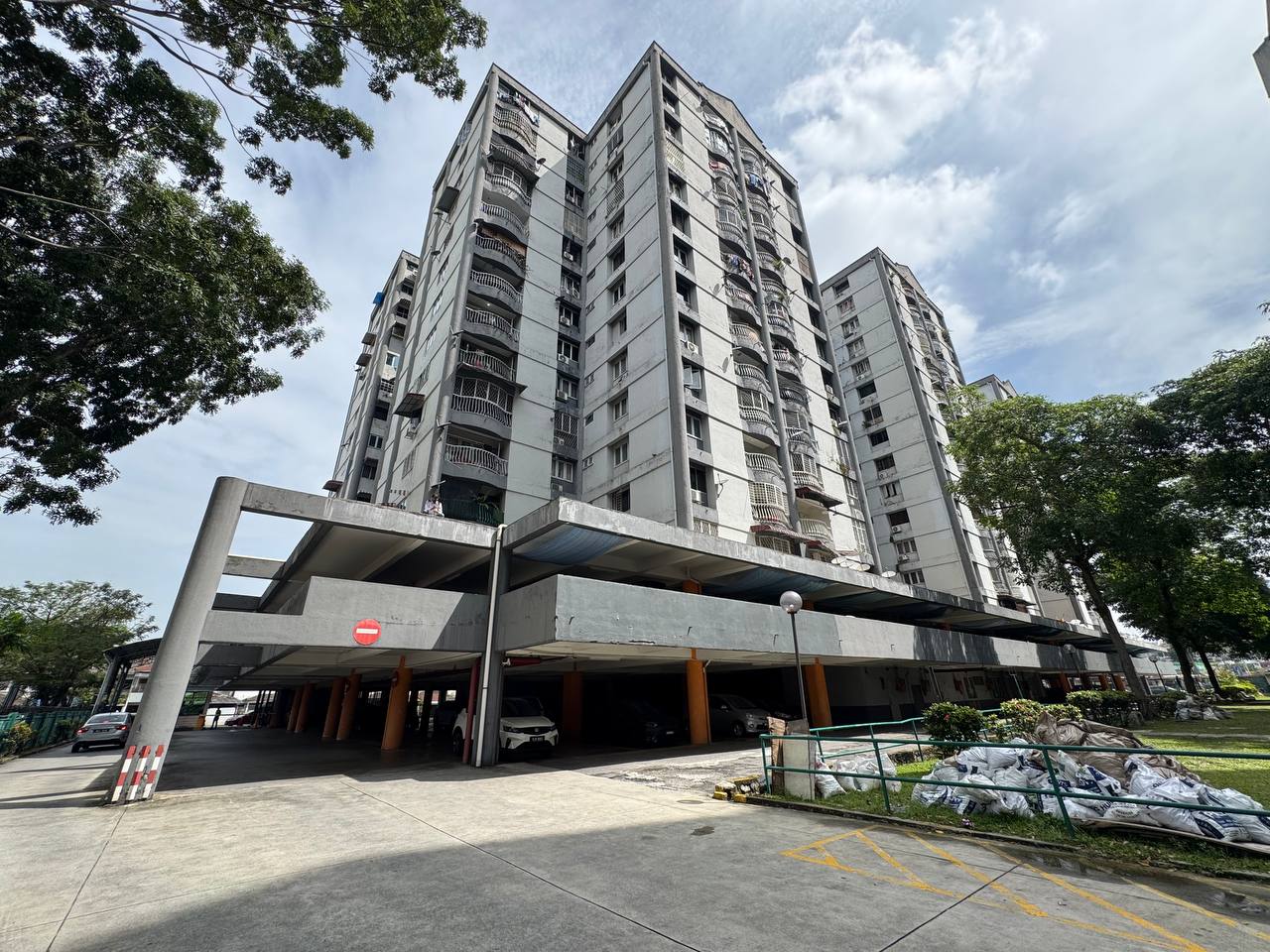 Corner Renovated Grandeur Tower Apt Pandan Indah