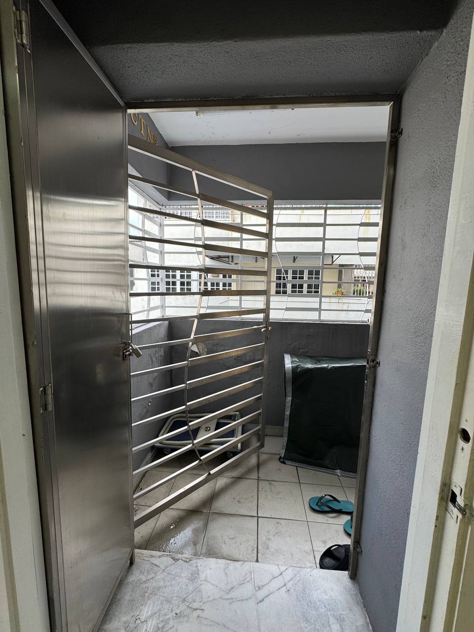 Corner Renovated Grandeur Tower Apt Pandan Indah - photo 10