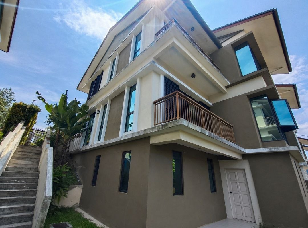 3 Storey Semi D Laman Alamanda Kota Seriemas Nilai