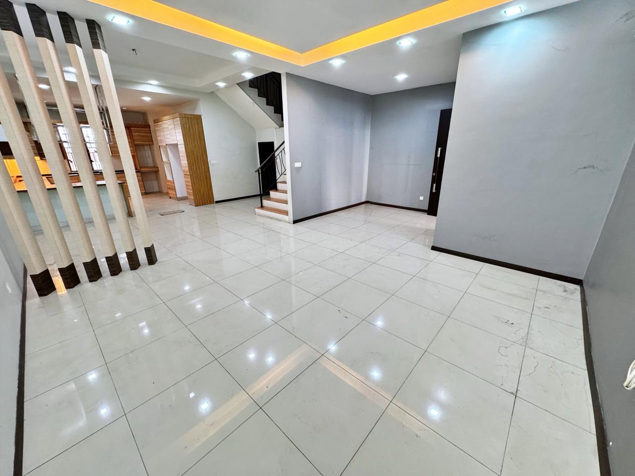 Terrace 3 Storey Taman Tropika 2 - photo 5
