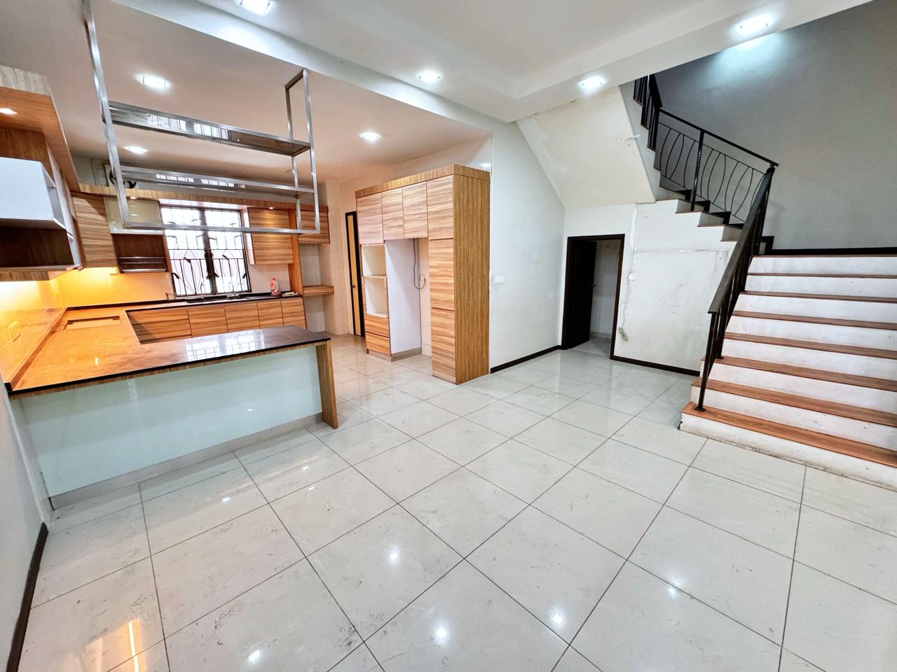Terrace 3 Storey Taman Tropika 2 - photo 9
