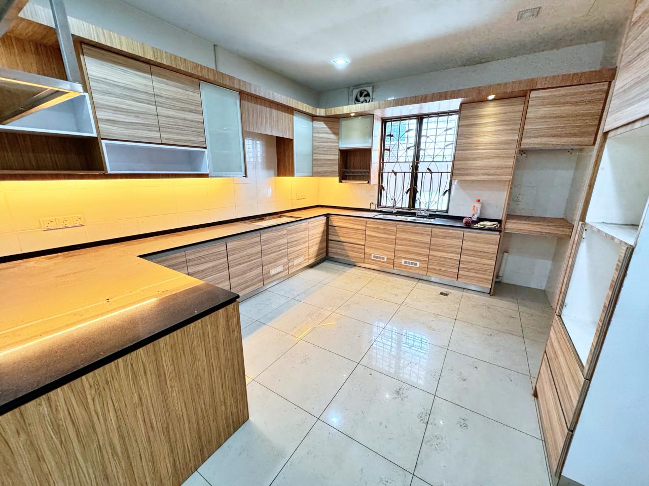 Terrace 3 Storey Taman Tropika 2 - photo 10