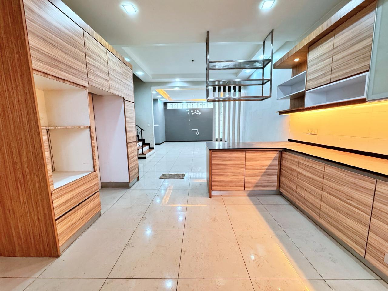 Terrace 3 Storey Taman Tropika 2 - photo 11