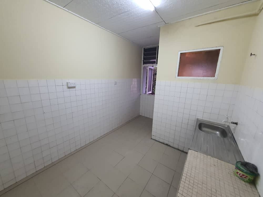 Flat PKNS seksyen 24 Shah Alam Block 46 - photo 11