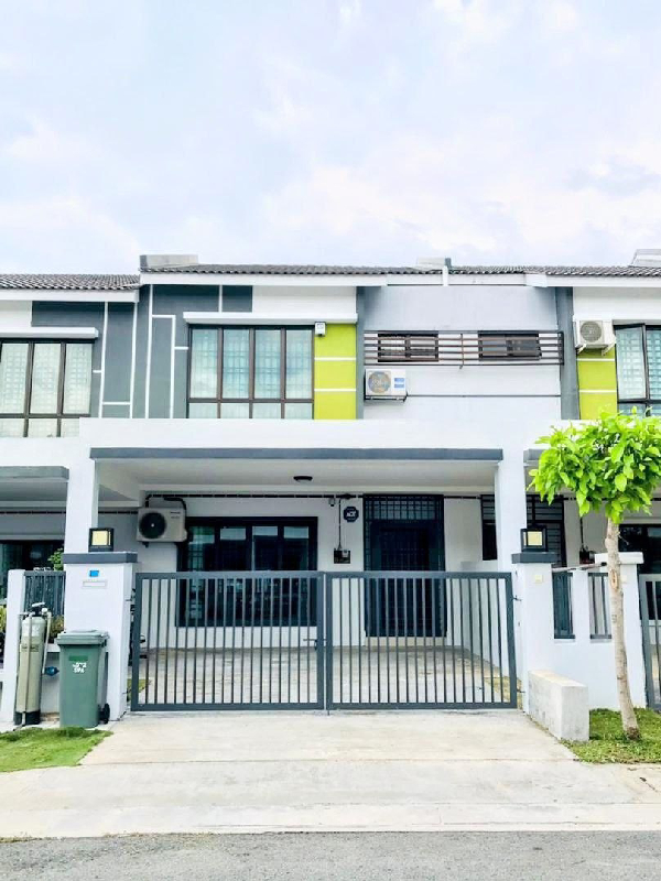 RENOVATED DOUBLE STOREY TERRACE PARKLANDS SEMENYIH - photo 1
