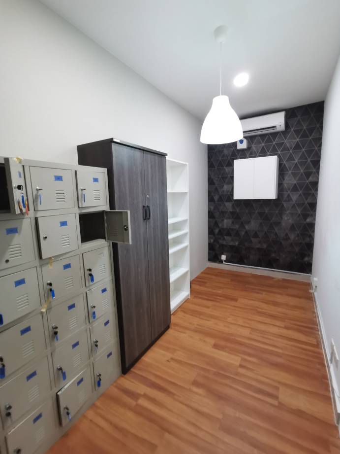 3 Storey Shop Lot for Rent - photo 9